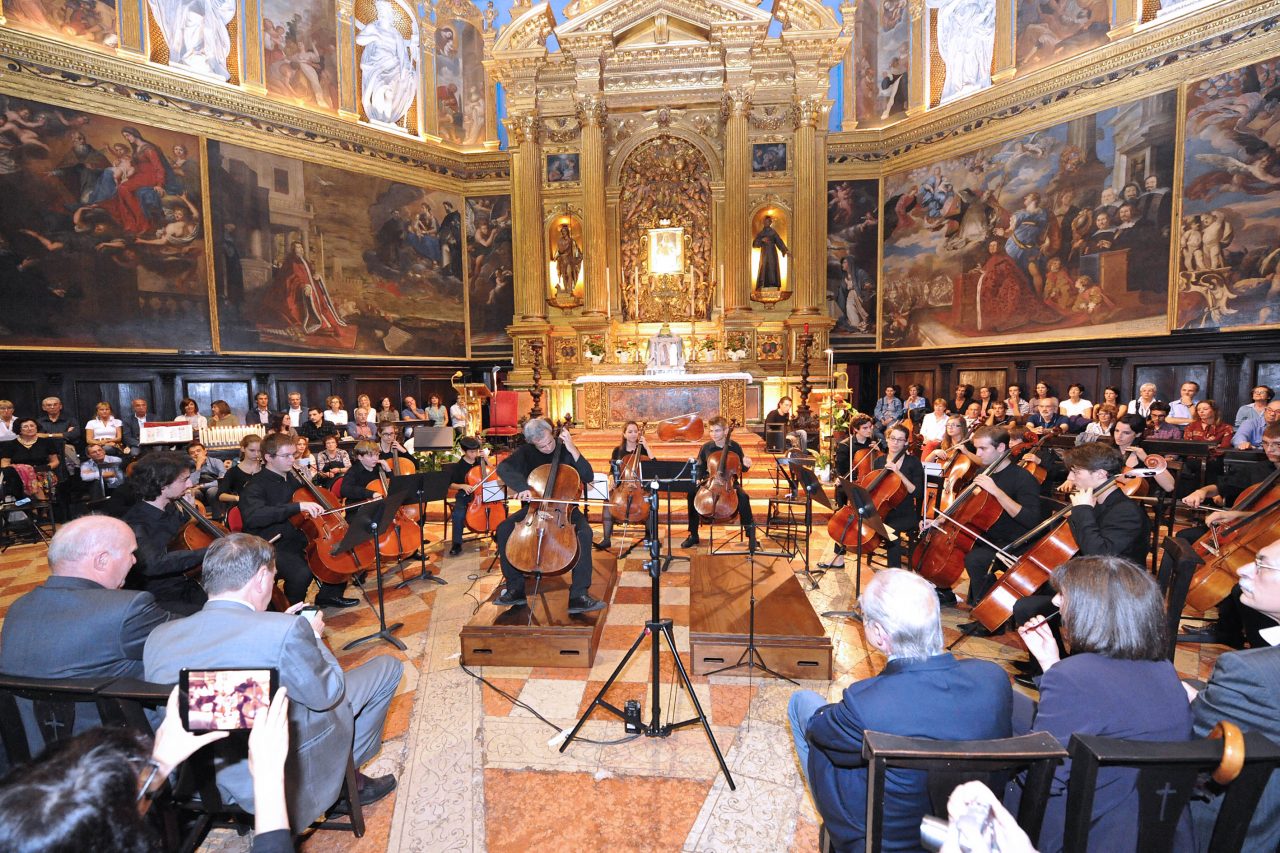 https://www.associazionevenezze.it/wp-content/uploads/2020/06/giovanni-sollima-concerto_068-1-1280x853.jpg